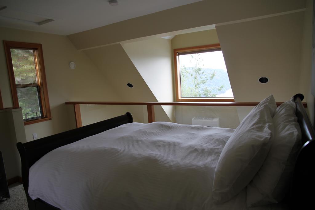 Moon Water Lodge Malahat Exterior foto
